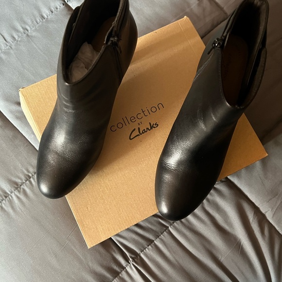 Clark’s Adriel Mae Black leather bootie size 9-1/2 - Picture 4 of 5